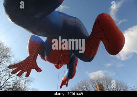 NEW YORK, NY - 28. NOVEMBER: Spider-man nimmt an der 87. Jährlichen Macy's Thanksgiving Day Parade am 28. November 2013 in New York City Teil... People: Spider-man. (Kreditbild: © SMG via ZUMA Wire) Stockfoto
