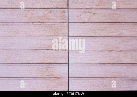 Holzläden in Nahaufnahme. Türen mit dünnen Querplatten und dazwischen liegenden Öffnungen. Holztüren. Stockfoto