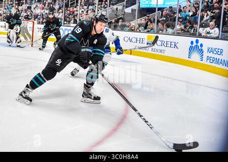 23. November 2018: Joe Thornton (19), der sich während des NHL-Spiels zwischen den Vancouver Canucks und den San Jose Sharks im SAP Center in San Jose, Kalifornien, befindet. Chris Brown/CSM(Kreditbild: &Copy; Chris Brown/CSM via ZUMA Wire) Stockfoto