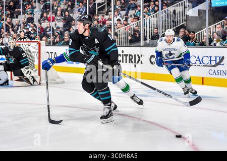 23. November 2018: Joe Thornton (19) will den Puck während des NHL-Spiels zwischen den Vancouver Canucks und den San Jose Sharks im SAP Center in San Jose, Kalifornien, entfernen. Chris Brown/CSM(Kreditbild: &Copy; Chris Brown/CSM via ZUMA Wire) Stockfoto