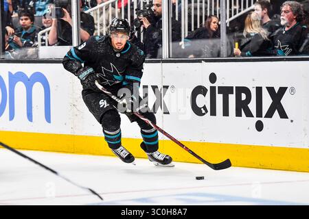 23. November 2018: Evander Kane (9) will den Puck während des NHL-Spiels zwischen den Vancouver Canucks und den San Jose Sharks im SAP Center in San Jose, Kalifornien, entfernen. Chris Brown/CSM(Kreditbild: &Copy; Chris Brown/CSM via ZUMA Wire) Stockfoto
