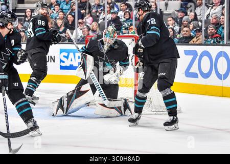 23. November 2018: Der Puck trifft den Torwart der San Jose Sharks Aaron Dell (30) im Trikot während des NHL-Spiels zwischen den Vancouver Canucks und den San Jose Sharks im SAP Center in San Jose, Kalifornien. Chris Brown/CSM(Kreditbild: &Copy; Chris Brown/CSM via ZUMA Wire) Stockfoto