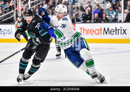 23. November 2018: Tim Heed (72) und Antoine Roussel (26) der San Jose Sharks im SAP Center in San Jose, Kalifornien, treffen sich während des NHL-Spiels zwischen den Vancouver Canucks und den San Jose Sharks. Chris Brown/CSM(Kreditbild: &Copy; Chris Brown/CSM via ZUMA Wire) Stockfoto