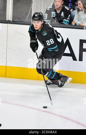 23. November 2018: Timo Meier (28) sucht einen offenen Pass während des NHL-Spiels zwischen den Vancouver Canucks und den San Jose Sharks im SAP Center in San Jose, Kalifornien. Chris Brown/CSM(Kreditbild: &Copy; Chris Brown/CSM via ZUMA Wire) Stockfoto