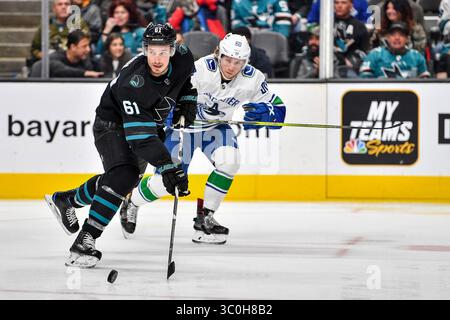 23. November 2018: Justin Braun, Verteidiger der San Jose Sharks (61), schickt einen kurzen Pass während des NHL-Spiels zwischen den Vancouver Canucks und den San Jose Sharks im SAP Center in San Jose, Kalifornien. Chris Brown/CSM(Kreditbild: &Copy; Chris Brown/CSM via ZUMA Wire) Stockfoto