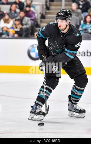 23. November 2018: Marc-Edouard Vlasic (44), Verteidiger der San Jose Sharks im SAP Center in San Jose, Kalifornien, während des NHL-Spiels zwischen den Vancouver Canucks und den San Jose Sharks. Chris Brown/CSM(Kreditbild: &Copy; Chris Brown/CSM via ZUMA Wire) Stockfoto