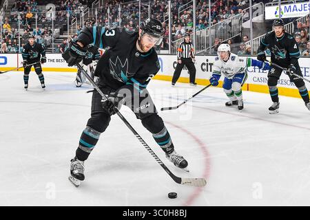 23. November 2018: Barclay Goodrow (23), der im Rahmen des NHL-Spiels zwischen den Vancouver Canucks und den San Jose Sharks im SAP Center in San Jose, Kalifornien, aktiv ist. Chris Brown/CSM(Kreditbild: &Copy; Chris Brown/CSM via ZUMA Wire) Stockfoto