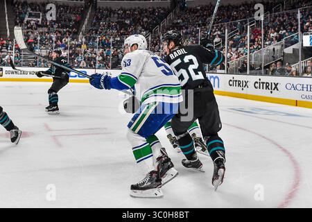 23. November 2018: Vancouver Canucks Forward Bo Horvat (53) kämpft gegen Lukas Radil (52) während des NHL-Spiels zwischen den Vancouver Canucks und den San Jose Sharks im SAP Center in San Jose, Kalifornien. Chris Brown/CSM(Kreditbild: &Copy; Chris Brown/CSM via ZUMA Wire) Stockfoto