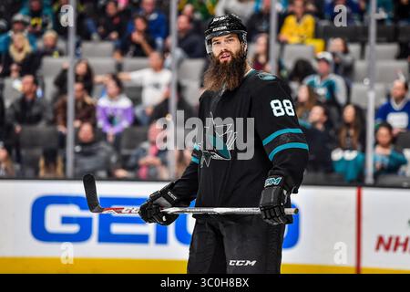23. November 2018: Brent Burns, Verteidiger der San Jose Sharks (88), sieht einen Anruf der Beamten während des NHL-Spiels zwischen den Vancouver Canucks und den San Jose Sharks im SAP Center in San Jose, Kalifornien, skeptisch aus. Chris Brown/CSM(Kreditbild: &Copy; Chris Brown/CSM via ZUMA Wire) Stockfoto