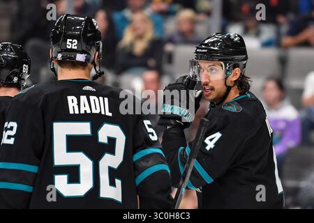 23. November 2018: Brenden Dillon (4) spricht mit dem San Jose Sharks Center Lukas Radil (52) während des NHL-Spiels zwischen den Vancouver Canucks und den San Jose Sharks im SAP Center in San Jose, Kalifornien. Chris Brown/CSM(Kreditbild: &Copy; Chris Brown/CSM via ZUMA Wire) Stockfoto