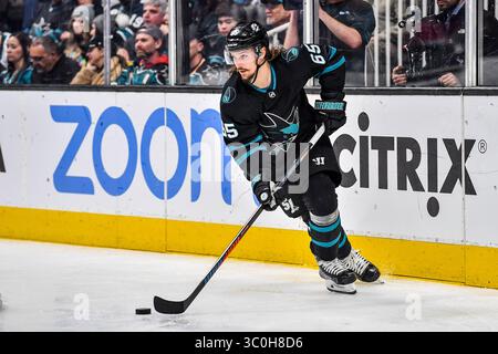 23. November 2018: Erik Karlsson (65) versucht, den Puck während des NHL-Spiels zwischen den Vancouver Canucks und den San Jose Sharks im SAP Center in San Jose, Kalifornien, zu entfernen. Chris Brown/CSM(Kreditbild: &Copy; Chris Brown/CSM via ZUMA Wire) Stockfoto