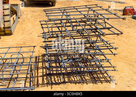 Bewehrungsstäbe ordentlich auf der Baustelle gestapelt, bereit für Betonarbeiten. Stockfoto