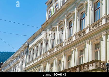 Fassaden bosnischer Häuser im Zentrum von Sarajevo, Bosnien-Herzegowina Stockfoto
