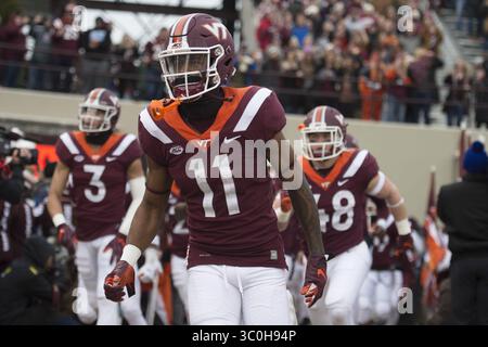 23. November 2018: Blacksburg, Virginia, USA – Virginia Tech Hokies Wide Receiver Tre Turner (11), der am 23. November 2018 vor dem Spiel gegen die Virginia Cavaliers ins Feld eintrat. (Kreditbild: © Greg Atkins/ZUMA Wire) Stockfoto