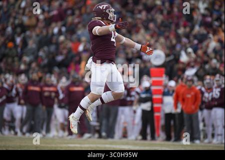 23. November 2018: Blacksburg, Virginia, USA – Virginia Tech Hokies Linebacker Dax Hollifield (4) feiert während des Spiels gegen die Virginia Cavaliers am 23. November 2018. (Kreditbild: © Greg Atkins/ZUMA Wire) Stockfoto