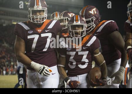 23. November 2018: Blacksburg, Virginia, USA – Virginia Tech Hokies Running Back Deshawn McClease (33) feiert am 23. November 2018 einen Touchdown mit Teamkollegen während des Spiels gegen die Virginia Cavaliers. (Kreditbild: © Greg Atkins/ZUMA Wire) Stockfoto