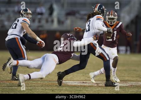 23. November 2018: Blacksburg, Virginia, USA - Virginia Cavaliers Quarterback Bryce Perkins (3) trägt den Ball während des Spiels gegen die Virginia Tech Hokies am 23. November 2018. (Kreditbild: © Greg Atkins/ZUMA Wire) Stockfoto