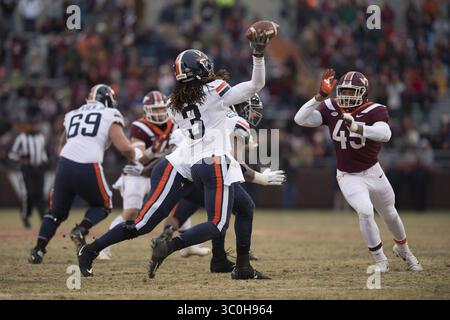 23. November 2018: Blacksburg, Virginia, USA - Virginia Cavaliers Quarterback Bryce Perkins (3), der den Ball während des Spiels gegen die Virginia Tech Hokies am 23. November 2018 übergab. (Kreditbild: © Greg Atkins/ZUMA Wire) Stockfoto