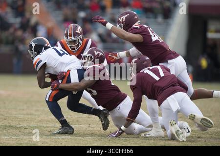 23. November 2018: Blacksburg, Virginia, USA - Virginia Cavaliers Running Back Olamide Zaccheaus (4), die während des Spiels am 23. November 2018 von einem Virginia Tech Hokies-Verteidiger besiegelt wurde. (Kreditbild: © Greg Atkins/ZUMA Wire) Stockfoto