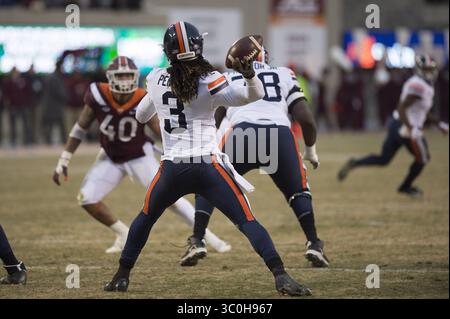 23. November 2018: Blacksburg, Virginia, USA: Der Quarterback der Virginia Cavaliers Bryce Perkins (3) übergibt den Ball während des Spiels gegen die Virginia Tech Hokies am 23. November 2018. (Kreditbild: © Greg Atkins/ZUMA Wire) Stockfoto