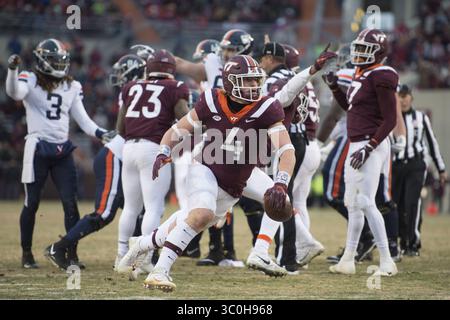 23. November 2018: Blacksburg, Virginia, USA - Virginia Tech Hokies Linebacker Dax Hollifield (4) feiert am 23. November 2018 eine Fumble-Erholung während des Spiels gegen die Virginia Cavaliers. (Kreditbild: © Greg Atkins/ZUMA Wire) Stockfoto