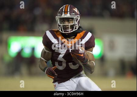 23. November 2018: Blacksburg, Virginia, USA – Virginia Tech Hokies Running Back Deshawn McClease (33) stürzt den Ball während des Spiels gegen die Virginia Cavaliers am 23. November 2018. (Kreditbild: © Greg Atkins/ZUMA Wire) Stockfoto