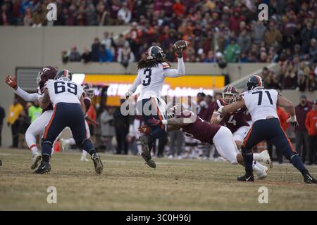 23. November 2018: Blacksburg, Virginia, USA – Virginia Cavaliers Quarterback Bryce Perkins (3), der am 23. November 2018 gegen die Virginia Tech Hokies einen Sprungpass erzielt. (Kreditbild: © Greg Atkins/ZUMA Wire) Stockfoto