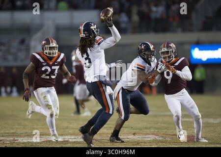 23. November 2018: Blacksburg, Virginia, USA: Der Quarterback der Virginia Cavaliers Bryce Perkins (3) übergibt den Ball während des Spiels gegen die Virginia Tech Hokies am 23. November 2018. (Kreditbild: © Greg Atkins/ZUMA Wire) Stockfoto