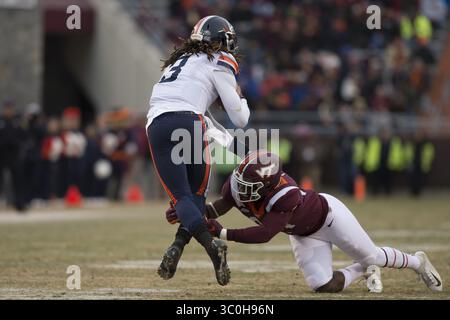 23. November 2018: Blacksburg, Virginia, USA - Virginia Cavaliers Quarterback Bryce Perkins (3) trägt den Ball während des Spiels gegen die Virginia Tech Hokies am 23. November 2018. (Kreditbild: © Greg Atkins/ZUMA Wire) Stockfoto