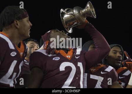23. November 2018: Blacksburg, Virginia, USA - Virginia Tech Hokies Defensive Back Reggie Floyd (21) trinkt aus dem Commonwealth Cup nach dem Sieg gegen die Virginia Cavaliers am 23. November 2018. (Kreditbild: © Greg Atkins/ZUMA Wire) Stockfoto