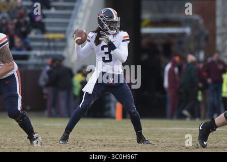 23. November 2018: Blacksburg, Virginia, USA - der Quarterback der Virginia Cavaliers Bryce Perkins (3) fällt am 23. November 2018 im Spiel gegen die Virginia Tech Hokies zurück. (Kreditbild: © Greg Atkins/ZUMA Wire) Stockfoto