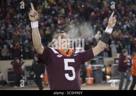 23. November 2018: Blacksburg, Virginia, USA - Virginia Tech Hokies Quarterback Ryan Willis (5) feiert den aufregenden Sieg gegen die Virginia Cavaliers am 23. November 2018. (Kreditbild: © Greg Atkins/ZUMA Wire) Stockfoto
