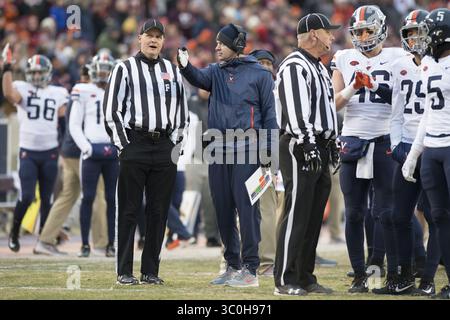 23. November 2018: Blacksburg, Virginia, USA: Bronco Mendenhall, Cheftrainer der Virginia Cavaliers, streitet am 23. November 2018 gegen die Virginia Tech Hokies. (Kreditbild: © Greg Atkins/ZUMA Wire) Stockfoto