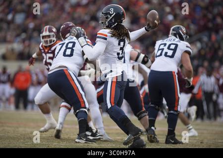 23. November 2018: Blacksburg, Virginia, USA - Virginia Cavaliers Quarterback Bryce Perkins (3), der den Ball während des Spiels gegen die Virginia Tech Hokies am 23. November 2018 übergab. (Kreditbild: © Greg Atkins/ZUMA Wire) Stockfoto