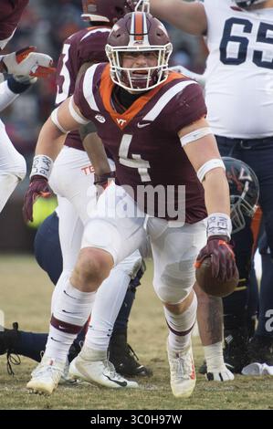 23. November 2018: Blacksburg, Virginia, USA - Virginia Tech Hokies Linebacker Dax Hollifield (4) feiert am 23. November 2018 eine Fumble-Erholung während des Spiels gegen die Virginia Cavaliers. (Kreditbild: © Greg Atkins/ZUMA Wire) Stockfoto