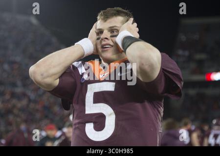23. November 2018: Blacksburg, Virginia, USA - Virginia Tech Hokies Quarterback Ryan Willis (5) feiert den aufregenden Sieg gegen die Virginia Cavaliers am 23. November 2018. (Kreditbild: © Greg Atkins/ZUMA Wire) Stockfoto