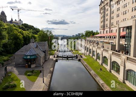 Ottawa, Kanada - 13. Juni 2025: Rideau-Kanal schleusen im Sommer in der kanadischen Hauptstadt Stockfoto
