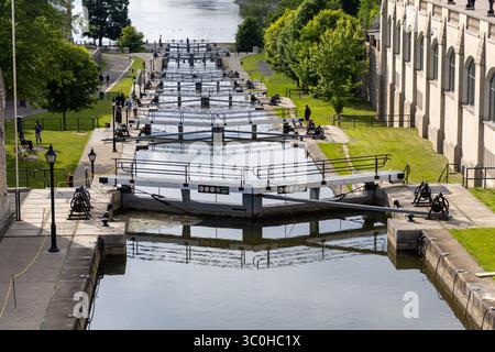 Ottawa, Kanada - 13. Juni 2025: Rideau-Kanal schleusen im Sommer in der Hauptstadt. Kanadisches Wahrzeichen. Stockfoto