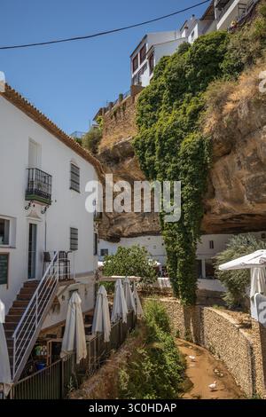Setenil de las Bodegas, Spanien: 2. Juni 2024: Stadt in der Provinz Cádiz. Vertikale Landschaft des wunderschönen Weißen Dorfes während des sonnigen Tages in Spanien. Stockfoto