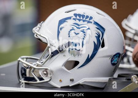 24. November 2018: Ein weißer Old Dominion Monarchs Helm sitzt am Rande des 1. Viertels eines NCAA-Fußballspiels zwischen den Old Dominion Monarchs und den Rice Owls im Rice Stadium in Houston, Texas. Rice gewann das Spiel 27 zu 13...Trask Smith/CSM(Credit Image: &Copy; Trask Smith/CSM via ZUMA Wire) Stockfoto