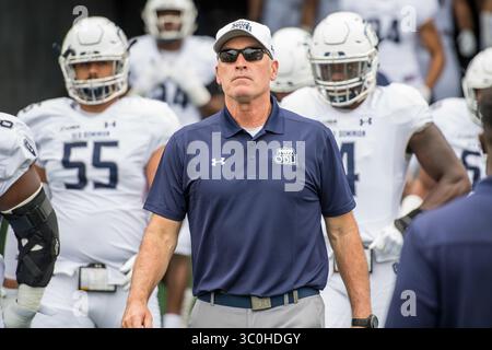 24. November 2018: Bobby Wilder, Trainer des alten Dominion Monarchs, führt das Team auf das Feld, bevor es zu einem NCAA-Fußballspiel zwischen den Old Dominion Monarchs und den Rice Owls im Rice Stadium in Houston, Texas, kommt. Rice gewann das Spiel 27 zu 13...Trask Smith/CSM(Credit Image: &Copy; Trask Smith/CSM via ZUMA Wire) Stockfoto