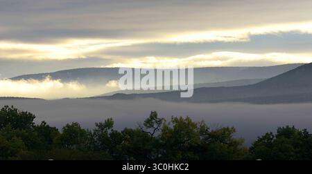 3. Oktober 2018 – USA – dh100318a – – Regenwolken beginnen sich aus den Sandia Mountains zu lösen, da Nebel das Tal des Rio Grande nach den Regenschauern am Dienstag Abend, fotografiert am Mittwoch, 3. Oktober 2018, füllt. (Bild: © Albuquerque Journal via ZUMA Wire) Stockfoto