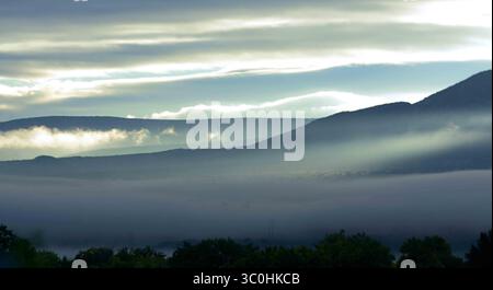 3. Oktober 2018 – USA – dh100318c – – Regenwolken beginnen sich aus den Sandia Mountains zu lösen, da Nebel das Tal des Rio Grande nach den Regenschauern am Dienstag, den 3. Oktober 2018, füllt. (Bild: © Albuquerque Journal via ZUMA Wire) Stockfoto