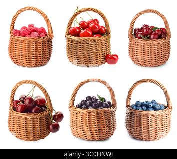 Verschiedene frische Beeren in Korbkörben isoliert auf weiß, Set Stockfoto
