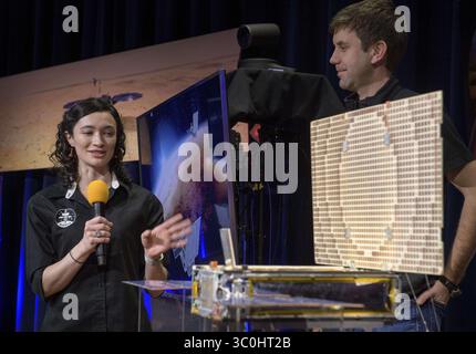 25. November 2018: Pasadena, CA, Vereinigte Staaten von Amerika: Annie Marinan, Marco-B Mission Manager, NASA JPL, links, und Andy Klesh, Marco Chefingenieur, NASA JPL, sprach über Mars Cube One an Bord der Mars Insight während eines Social Media Briefings im Mission Support Area des Jet Propulsion Laboratory am 25. November 2018 in Pasadena, Kalifornien. Insight, ist ein Mars-Lander, das den inneren Raum des Mars erforschen soll und am 26. November auf dem Roten Planeten landet. (Kreditbild: © Bill Ingalls via ZUMA Wire) Stockfoto