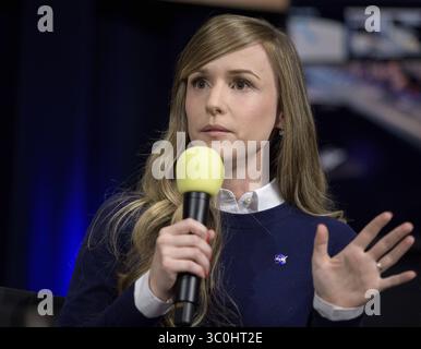 25. November 2018 – Pasadena, CA, USA – Aline Zimmer, EDL Systems Engineer, NASA JPL, spricht während eines Social Media Briefings im Bereich Mission Support des Jet Propulsion Laboratory am 25. November 2018 in Pasadena, Kalifornien, über Mars Insight. Insight, ist ein Mars-Lander, das den inneren Raum des Mars erforschen soll und am 26. November auf dem Roten Planeten landet. (Kreditbild: © Bill Ingalls via ZUMA Wire) Stockfoto