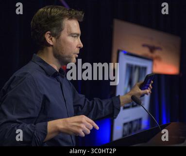 25. November 2018 – Pasadena, CA, USA – Jason Craig, Visualization Manager, NASA JPL, spricht während eines Social Media Briefings im Bereich Mission Support des Jet Propulsion Laboratory am 25. November 2018 in Pasadena, Kalifornien über Online-Visualisierungstools von Mars Insight. Insight, ist ein Mars-Lander, das den inneren Raum des Mars erforschen soll und am 26. November auf dem Roten Planeten landet. (Kreditbild: © Bill Ingalls via ZUMA Wire) Stockfoto