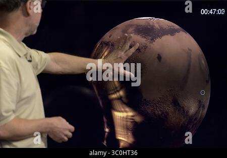25. November 2018 – Pasadena, CA, USA – Bruce Banerdt, Insight Principal Investigator, NASA JPL, spricht über die Mars Insight Probe während eines Social Media Briefings im Mission Support Area des Jet Propulsion Laboratory am 25. November 2018 in Pasadena, Kalifornien. Insight, ist ein Mars-Lander, das den inneren Raum des Mars erforschen soll und am 26. November auf dem Roten Planeten landet. (Kreditbild: © Bill Ingalls via ZUMA Wire) Stockfoto