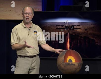 25. November 2018 – Pasadena, CA, USA – Bruce Banerdt, Insight Principal Investigator, NASA JPL, spricht über die Mars Insight Probe während eines Social Media Briefings im Mission Support Area des Jet Propulsion Laboratory am 25. November 2018 in Pasadena, Kalifornien. Insight, ist ein Mars-Lander, das den inneren Raum des Mars erforschen soll und am 26. November auf dem Roten Planeten landet. (Kreditbild: © Bill Ingalls via ZUMA Wire) Stockfoto