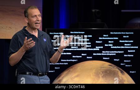 25. November 2018 – Pasadena, CA, USA – Thomas Zurbuchen, Associate Administrator des NASA Science Mission Directorate, spricht über Mars Insight während eines Social Media Briefings innerhalb des Mission Support Area des Jet Propulsion Laboratory am 25. November 2018 in Pasadena, Kalifornien. Insight, ist ein Mars-Lander, das den inneren Raum des Mars erforschen soll und am 26. November auf dem Roten Planeten landet. (Kreditbild: © Bill Ingalls via ZUMA Wire) Stockfoto